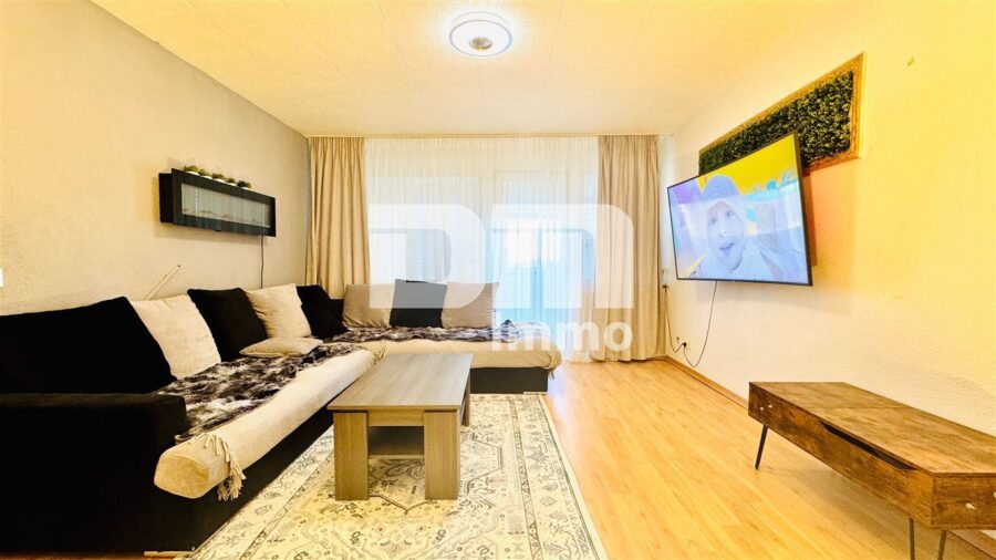 Modernisierte Eigentumswohnung mit Balkon in gepflegtem Mehrfamilienhaus - Wohn / Esszimmer / Zugang Balkon